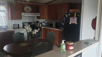 Refrigerador, microondas, lavavajillas y cafetera y tetera