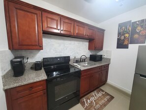 Refrigerador, microondas, placa de cocina, cafetera/tetera