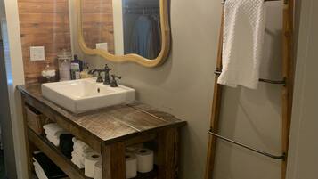 Tina con regadera, secadora de cabello, toallas