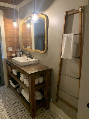 Bañera con ducha, secador de pelo, toallas