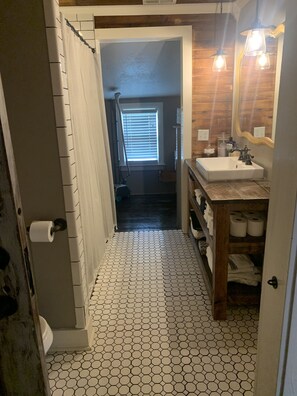 Combined shower/bathtub, hair dryer, towels