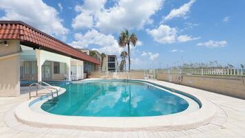 Condo (2 Bedrooms) | Front of property