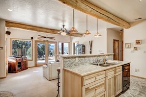 Studio (Multiple Bedrooms) | Property amenity