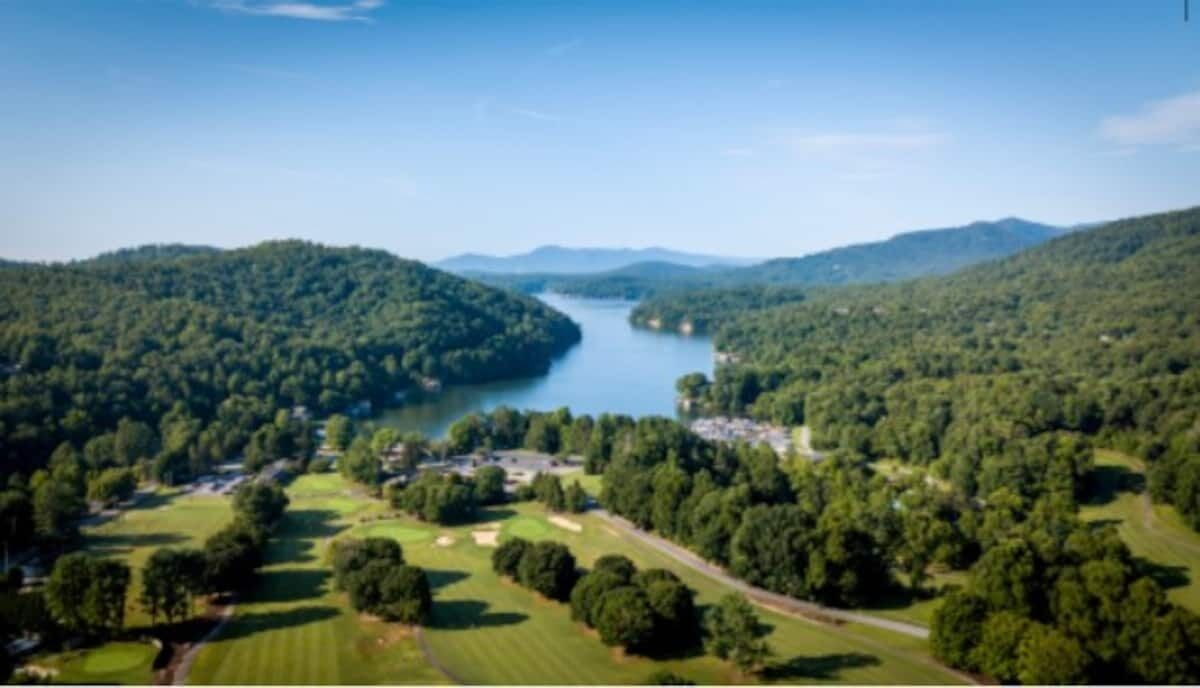 Updated Studio Condo at Rumbling Bald Resort