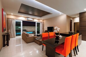 Luxury Villa | In-room dining - Luxury Pool villa C16 - 4BR 8-10 Persons (Pattaya)
