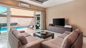 Luxe villa | Woonruimte | Een 58-inch smart-tv met satellietzenders en een televisie