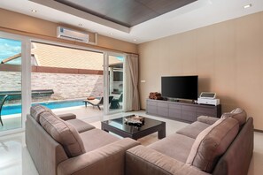 Villa de lujo | Área de sala de estar | Smart TV de 58 pulgadas con canales vía satélite y televisión 