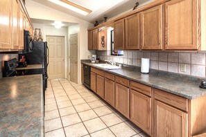 Studio (3 Bedrooms) | Property amenity