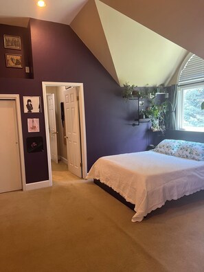 5 bedrooms, desk, iron/ironing board, WiFi