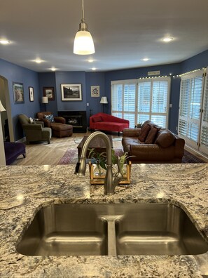 Smart TV, caminetto, libri