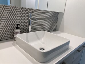 Douche, sĂšche-cheveux, serviettes fournies, savon