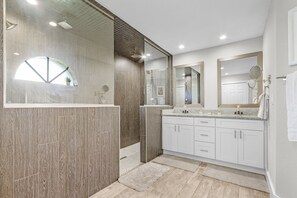 Combined shower/tub, hair dryer, towels