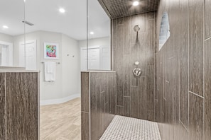 Combined shower/bathtub, hair dryer, towels - Luxury Villa on Freshwater Lake with Kayaks and Heated Pool - Villa Mohave Lake - Roelens Vacations (Cape Coral)
