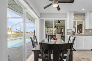 Dining - Luxury Villa on Freshwater Lake with Kayaks and Heated Pool - Villa Mohave Lake - Roelens Vacations (Cape Coral)