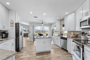 Refrigerador, microondas, horno, placa de cocina