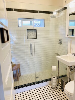 Douche, sèche-cheveux, serviettes fournies, savon