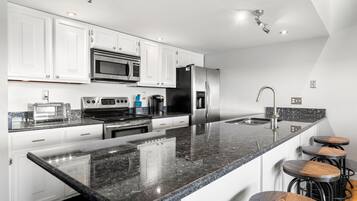 Kondominium, Beberapa Tempat Tidur, kolam renang pribadi, pemandangan kolam renang | Dapur pribadi | Lemari es, microwave, oven, dan kompor