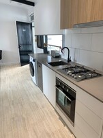 Premier-Apartment, 2 Schlafzimmer (2 Bathroom Non pet friendly) | Eigene Küche | Mini-Kühlschrank, Wasserkocher mit Kaffee-/Teezubehör, Wasserkocher