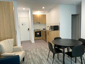 Mini-fridge, coffee/tea maker, electric kettle - The Osmond Motel & Apartments (Fullarton)
