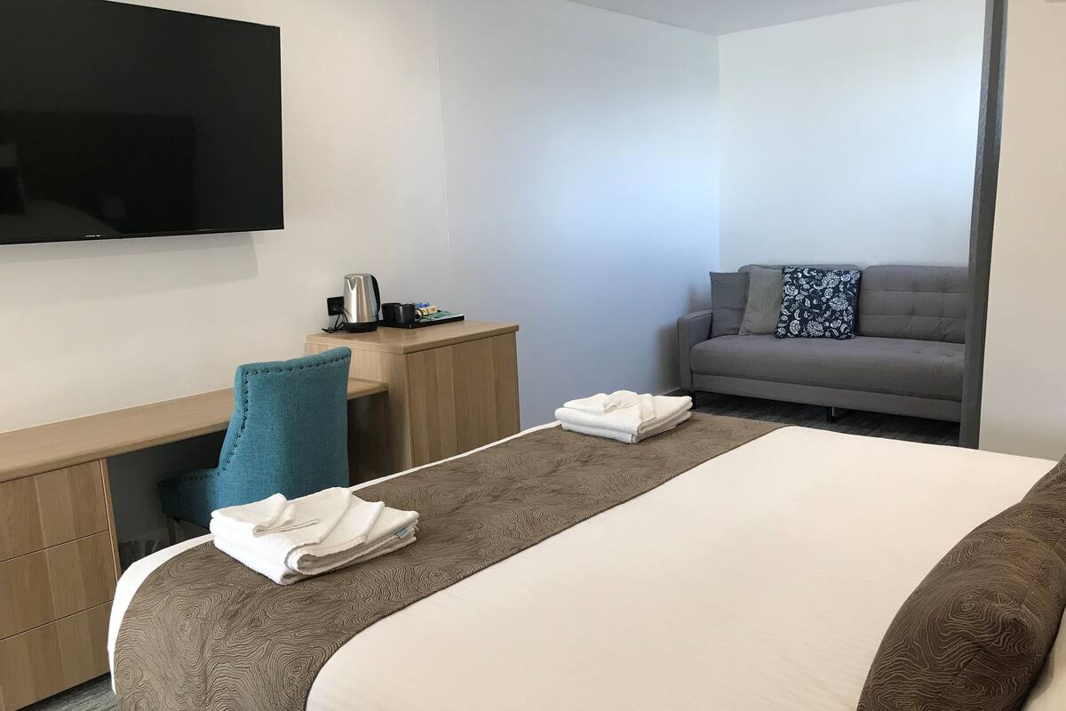 Rom – premier, 1 kingsize-seng (Non pet friendly) | Skrivebord, strykejern/-brett, wi-fi (inkludert) og sengetøy