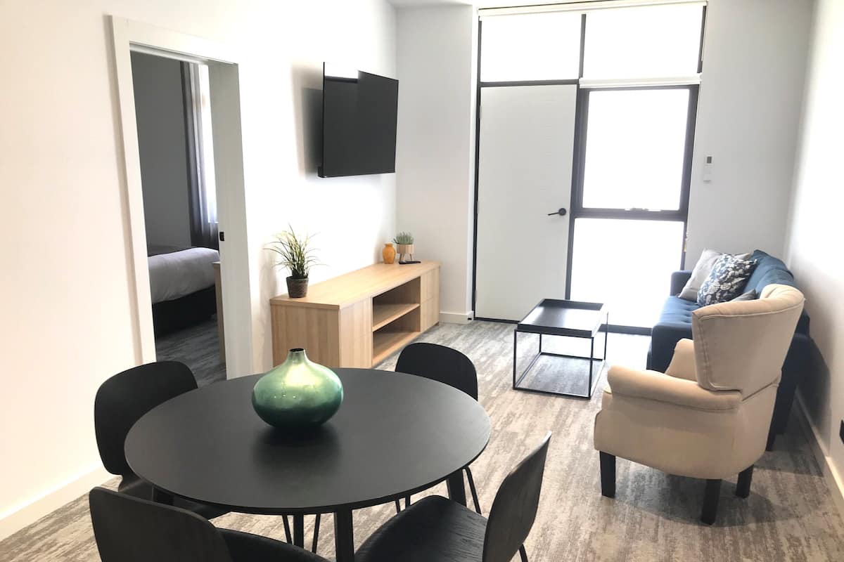 Departamento superior, 2 habitaciones (Non pet friendly) | Área de sala de estar | Smart TV de 55 pulgadas con canales digitales y televisión