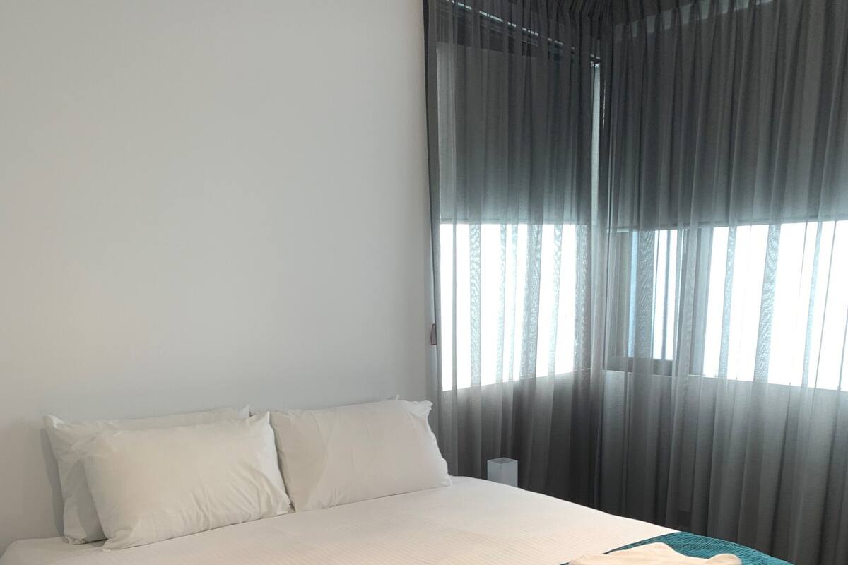 Leilighet – premier, 2 soverom (2 Bathroom Non pet friendly) | Skrivebord, strykejern/-brett, wi-fi (inkludert) og sengetøy