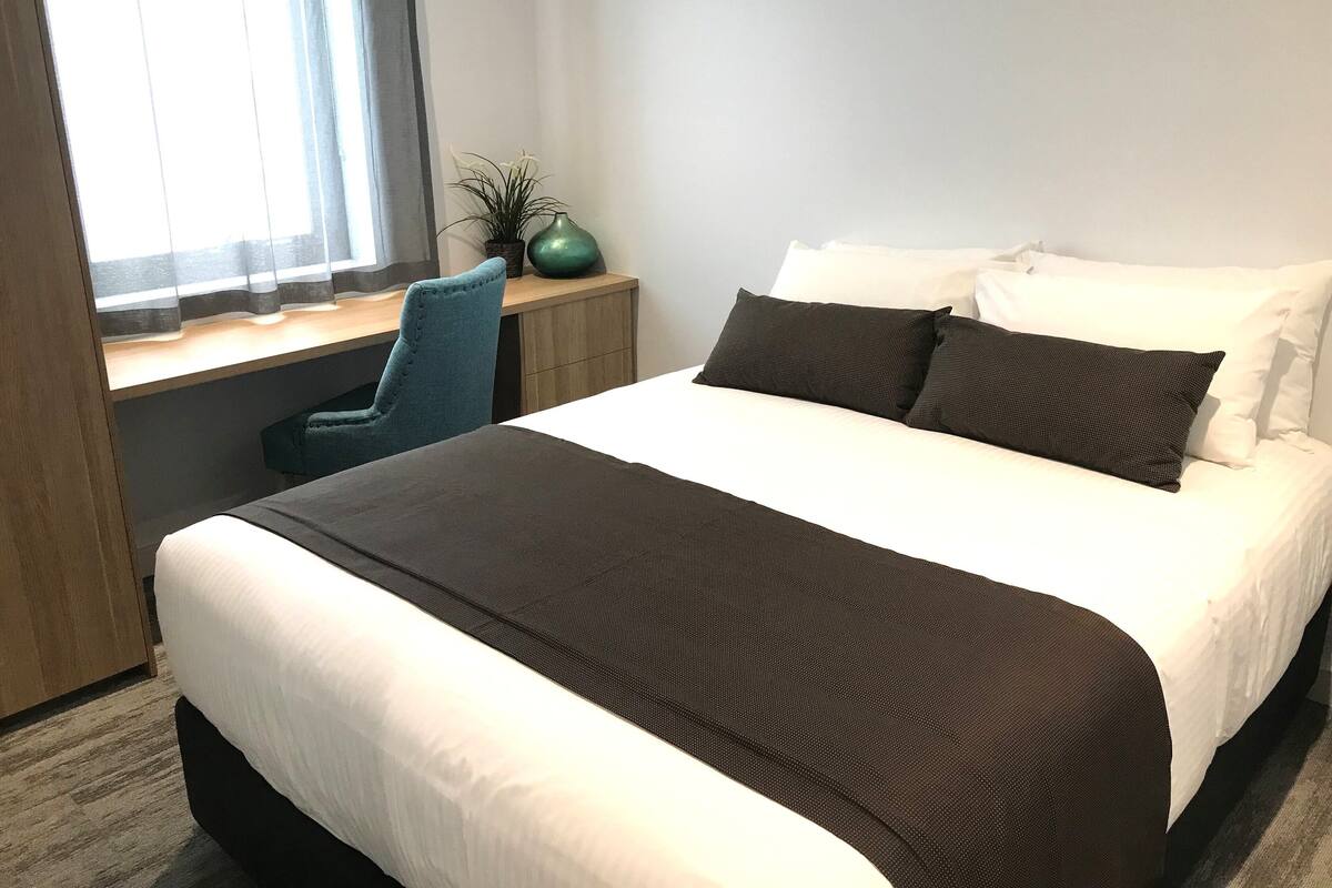 Skrivebord, strykejern/-brett, wi-fi (inkludert) og sengetøy