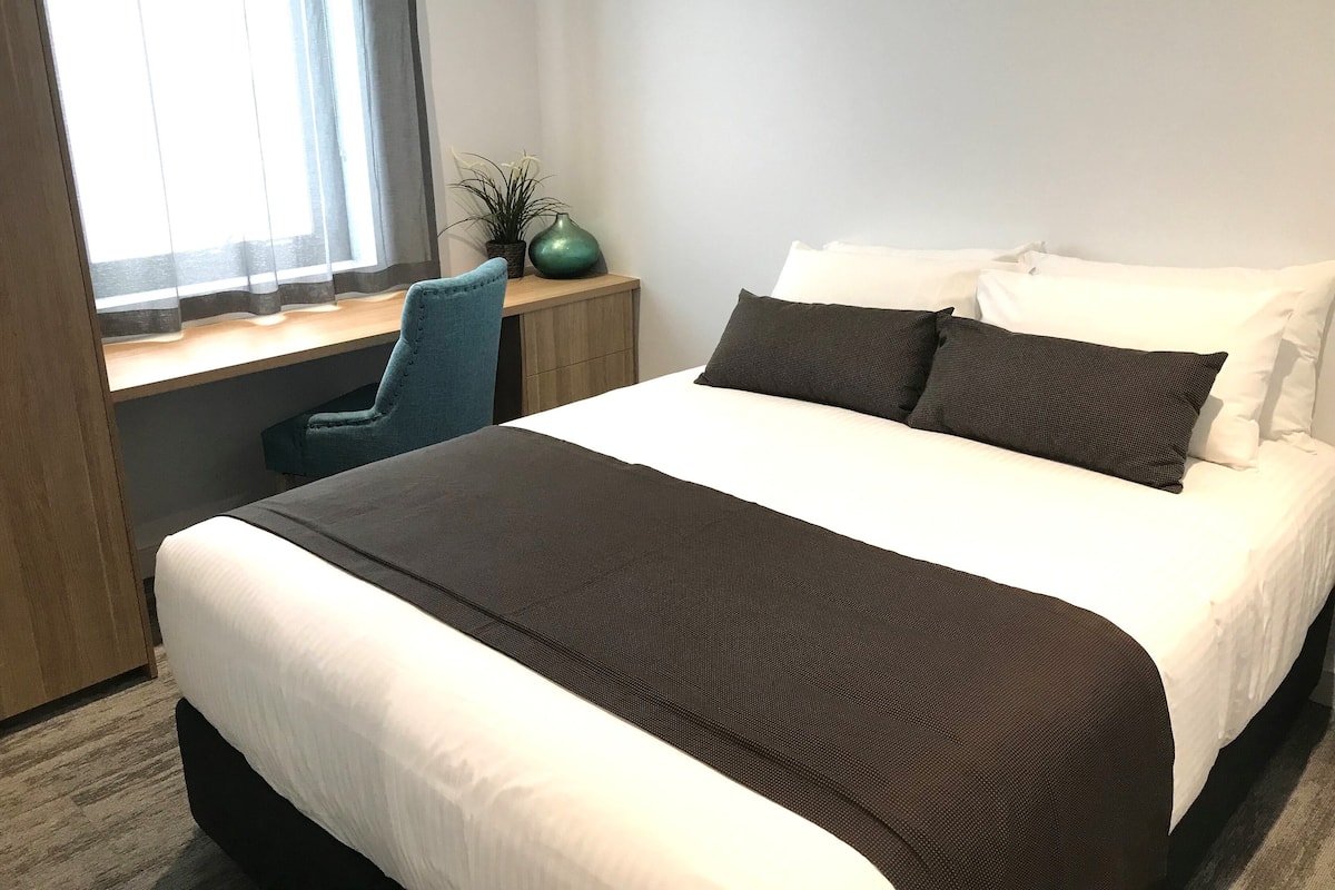 2 habitaciones, escritorio, tabla de planchar con plancha y wifi gratis
