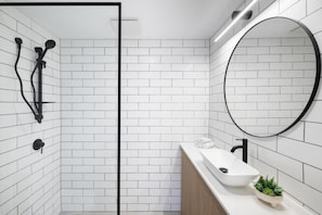 Shower, hair dryer, towels, soap - The Osmond Motel & Apartments (Fullarton)