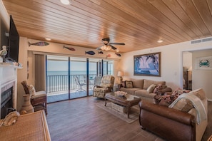 Condo (ShoreHouse 401) | Living room