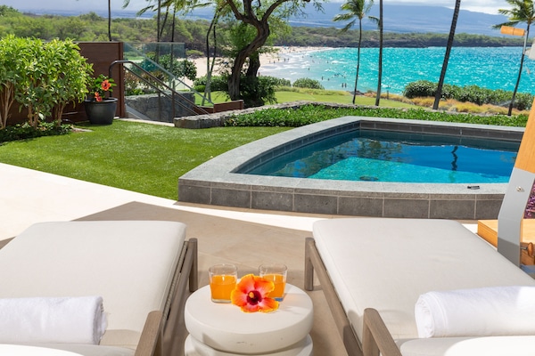 Ground floor lanai with private steps down to lawn oto the beach