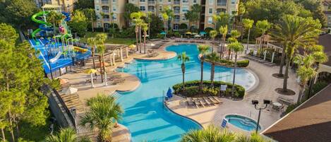 Ein Resort mit einem großen Poolbereich, mehreren Schwimmpools und einem Wasserpark.
