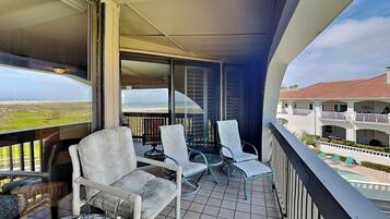 Condo (2 Bedrooms) | Property amenity