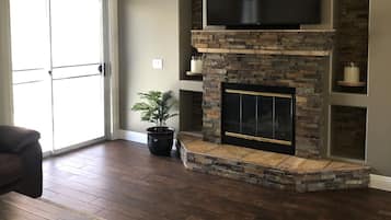 Smart TV, fireplace