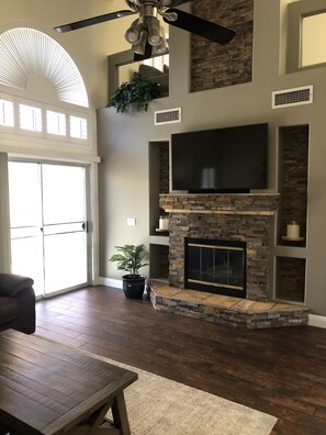 Smart TV y chimenea 