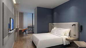 A modern hotel room with a large bed, a desk, a chair, and a TV. - Holiday Inn Express Yangjiang City Center by IHG (Yangjiang)