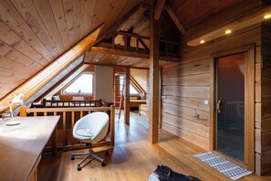 2 habitaciones, escritorio y tabla de planchar con plancha 