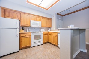 Microondas, parrilla de estufa y lavavajillas 