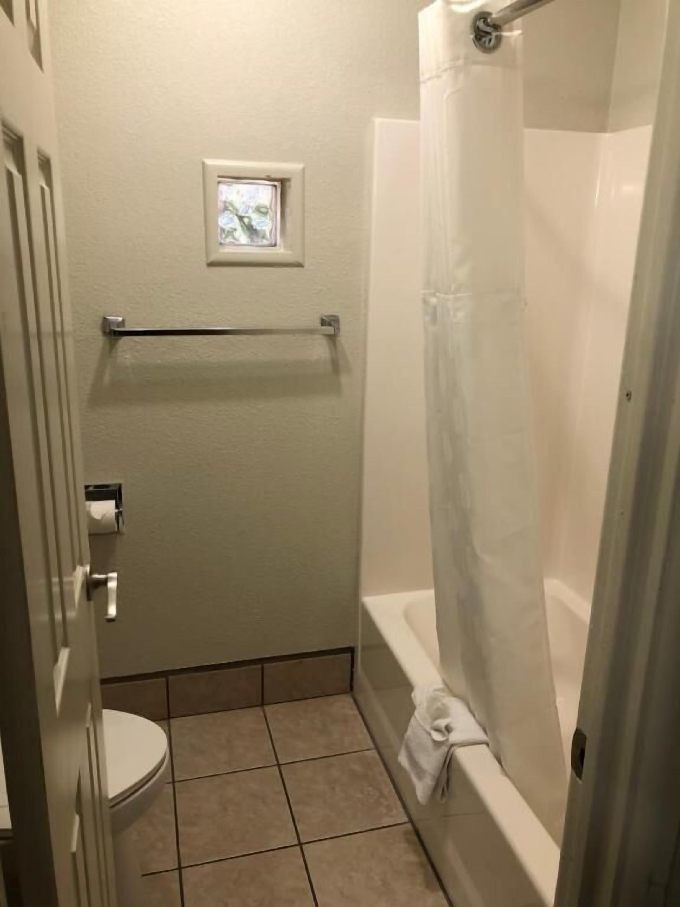 Ensemble douche/baignoire, peignoirs, serviettes fournies