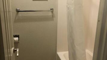 Ensemble douche/baignoire, peignoirs, serviettes fournies
