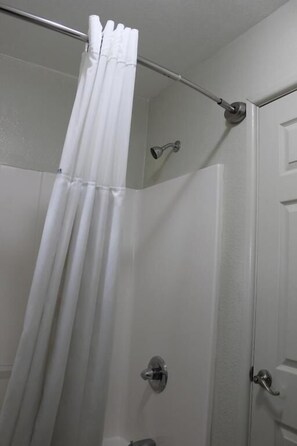 Combined shower/tub, bathrobes, towels