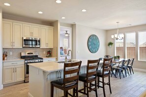 Casa, varias habitaciones | Cocina privada | Refrigerador, horno, cafetera y tetera y tostadora 