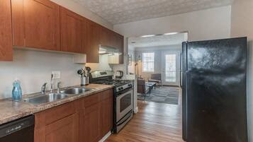 Stovetop, dishwasher, cookware/dishes/utensils