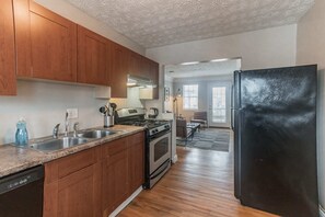 Placa de cocina, lavavajillas, utensilios de cocina