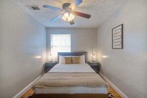 1 bedroom, bed sheets - Tranquil Apartment Outside Downtown ATL + Metro Close (Atlanta)