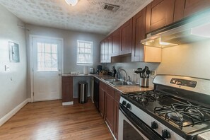Private kitchen - Tranquil Apartment Outside Downtown ATL + Metro Close (Atlanta)