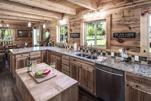 Cabaña (Clearwater Cabin) | Cocina privada | Refrigerador, microondas, parrilla de estufa y lavavajillas