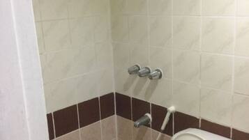 Habitación estándar doble | Baño | Ducha y cabezal de ducha tipo lluvia