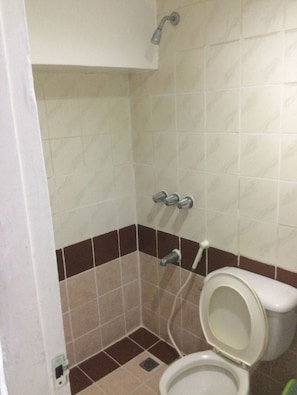 Standard-Doppelzimmer | Badezimmer | Dusche, Regendusche, kostenlose Toilettenartikel, Haartrockner