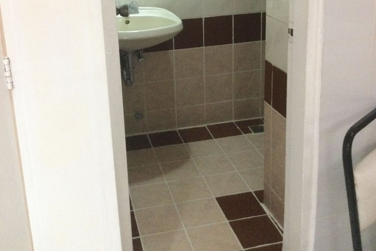 Standard Double Room | Bathroom | Shower, rainfall showerhead, free toiletries, hair dryer